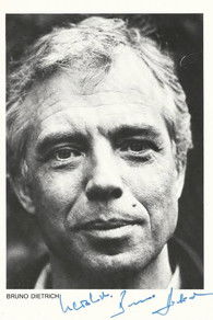 Bruno Dietrich interpretando a Robert