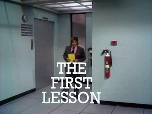 Escena del episodio 1 de la temporada 1 de la serie Mind Your Language