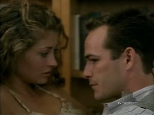 Escena del episodio 7 de la temporada 6 de la serie Beverly Hills, 90210