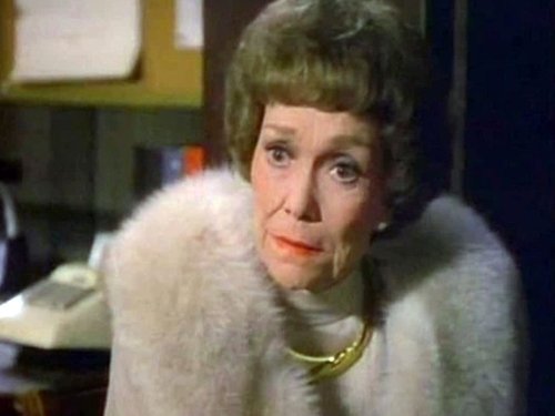 Escena del episodio 5 de la temporada 8 de la serie Falcon Crest