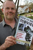 Kevin J. Lindenmuth interpretando a Swamp Monster