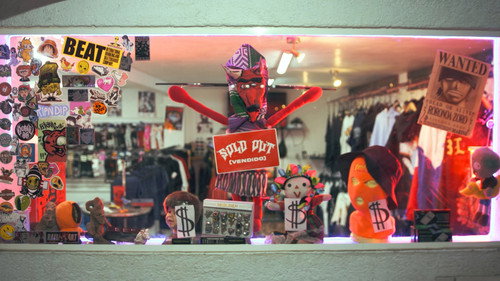 Más Vale el Diablo por Viejo que por Diablo Backdrop Blur