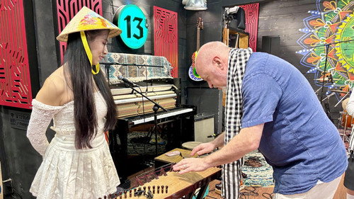 Bill Bailey’s Vietnam S01E02 backdrop