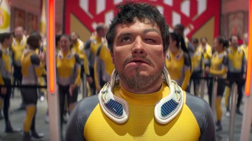 Escena del episodio 11 de la temporada 2 de la serie Future Man