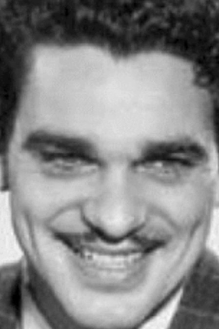 Owen Crump interpretando a Narrator (voice)