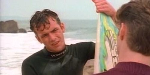 Escena del episodio 2 de la temporada 1 de la serie Beverly Hills, 90210