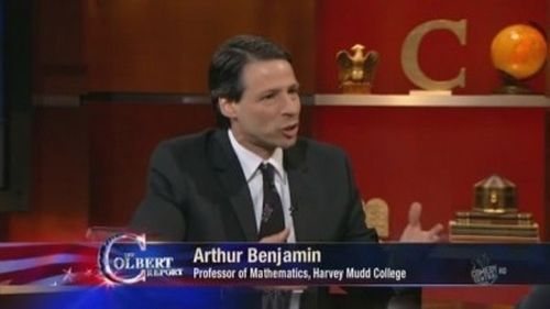 Escena del episodio 15 de la temporada 6 de la serie The Colbert Report