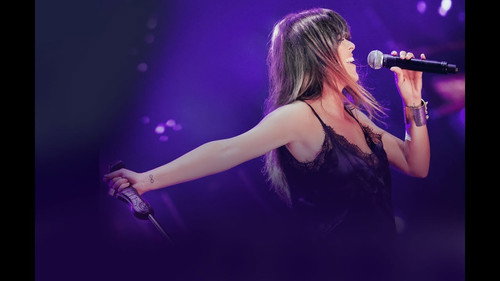 Vanesa Martin: Munay Vivio Backdrop Blur