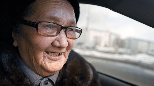 Die Taxi-Oma - Fahrerwechsel auf Kasachisch Backdrop Blur