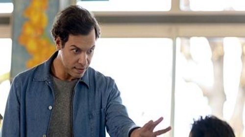 Escena del episodio 2 de la temporada 3 de la serie Platane