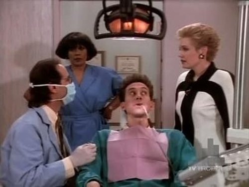 Escena del episodio 22 de la temporada 2 de la serie Beverly Hills, 90210