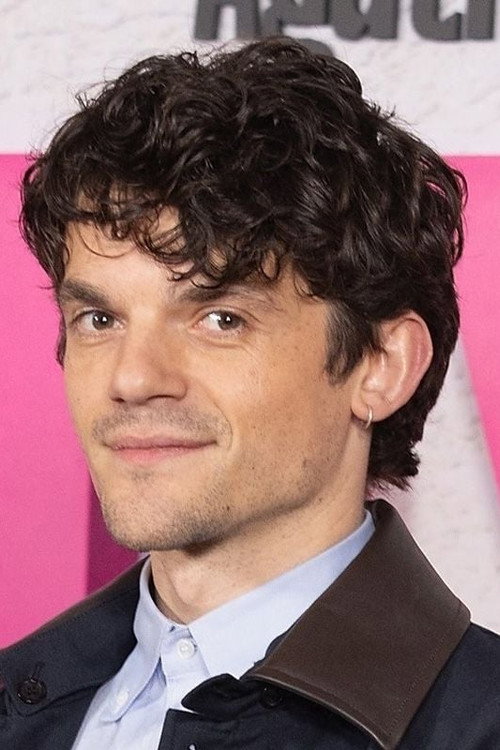 Kép: Edward Bluemel színész profilképe