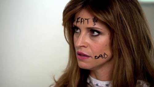 Escena del episodio 2 de la temporada 1 de la serie The Hotwives of Orlando