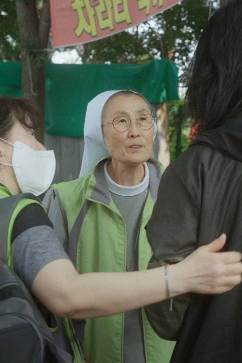 사랑, 우린 멀리 이곳에