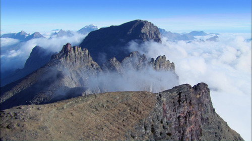 Planet Earth S01E02 — Mountains episode still