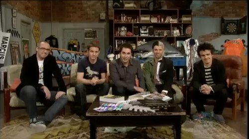 Escena del episodio 8 de la temporada 3 de la serie The Chaser's War on Everything