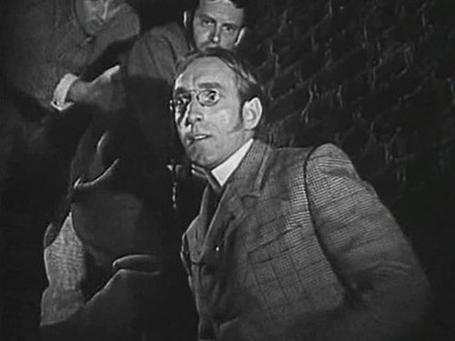 Escena del episodio 14 de la temporada 1 de la serie Sherlock Holmes