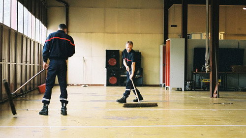 Dans un camion rouge