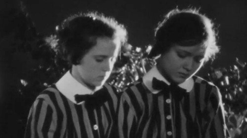 Muchachas de Uniforme — Fondos 16