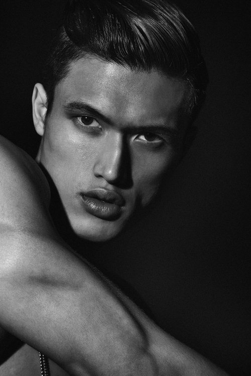 Grootschalige poster van Charles Melton