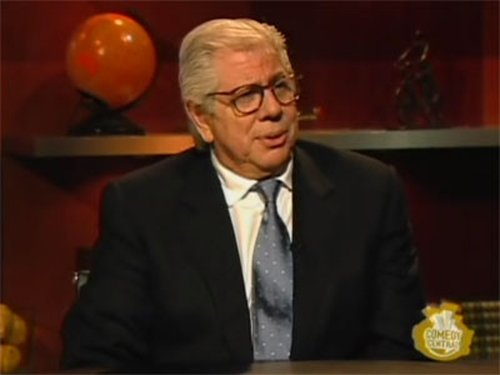 Escena del episodio 2 de la temporada 2 de la serie The Colbert Report
