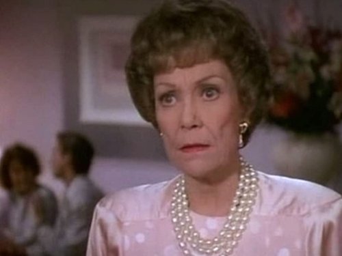 Escena del episodio 16 de la temporada 9 de la serie Falcon Crest