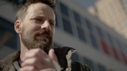 Escena del episodio 11 de la temporada 3 de la serie Continuum