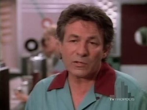 Escena del episodio 24 de la temporada 2 de la serie Beverly Hills, 90210