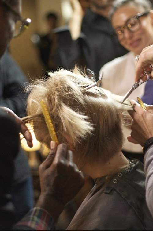 ひとりの髪を九人の美容師が切る（二度目の試み）/ A Haircut by 9 Hairdressers at Once (Second Attempt)
