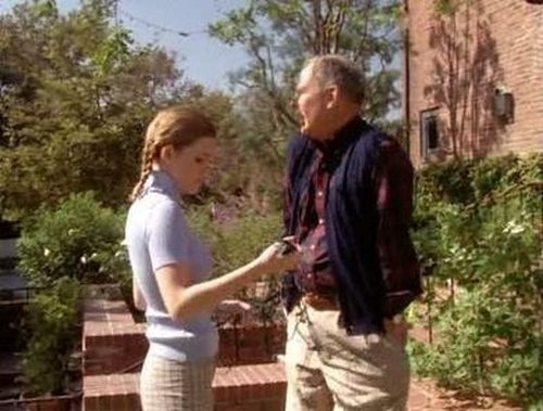Escena del episodio 13 de la temporada 7 de la serie Beverly Hills, 90210
