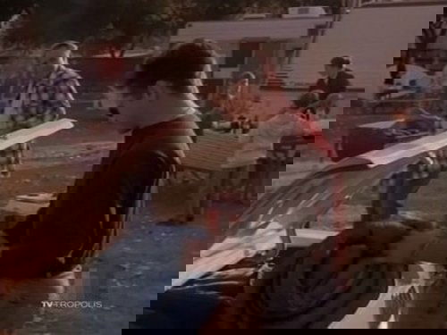 Escena del episodio 12 de la temporada 4 de la serie Beverly Hills, 90210