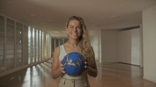 De Virada: Bastidores e Desafios do Futebol Backdrop Blur