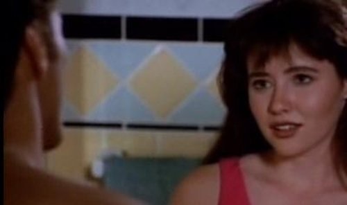 Escena del episodio 4 de la temporada 1 de la serie Beverly Hills, 90210