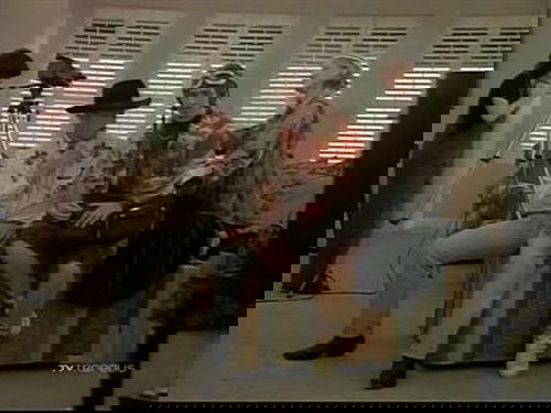 Escena del episodio 24 de la temporada 5 de la serie Beverly Hills, 90210