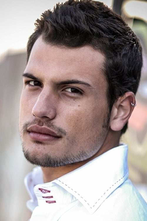 Kép: Roberto Urbina színész profilképe