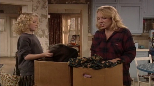 Escena del episodio 6 de la temporada 4 de Grace Under Fire