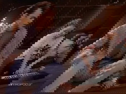 Escena del episodio 16 de la temporada 4 de la serie Beverly Hills, 90210