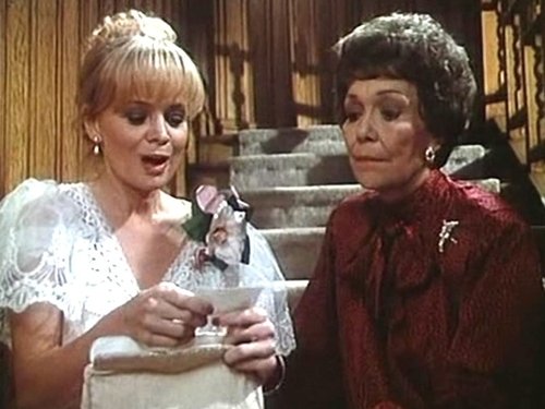 Escena del episodio 17 de la temporada 4 de la serie Falcon Crest