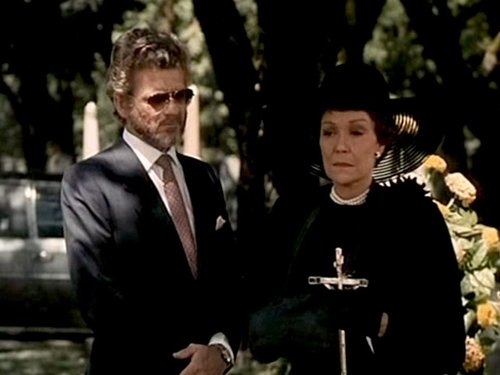 Escena del episodio 1 de la temporada 4 de la serie Falcon Crest