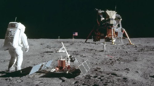 Premier homme sur la Lune : de la conquête au complot Backdrop Blur