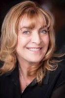 Lynda Rooke interpretando a Maureen 