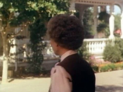 Escena del episodio 2 de la temporada 2 de la serie Falcon Crest