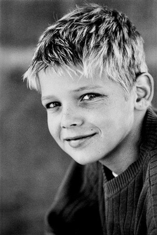 Kép: Max Thieriot színész profilképe