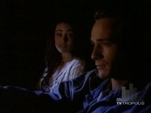 Escena del episodio 21 de la temporada 4 de la serie Beverly Hills, 90210