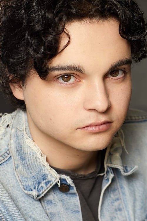 Kép: Max Burkholder színész profilképe