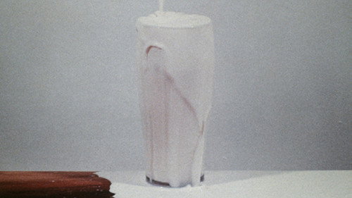 To Pour Milk into a Glass Bild 2