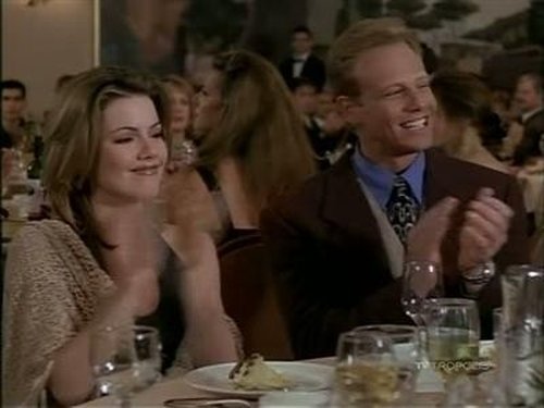 Escena del episodio 19 de la temporada 6 de la serie Beverly Hills, 90210