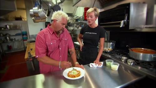 Escena del episodio 2 de la temporada 16 de la serie Diners, Drive-Ins and Dives