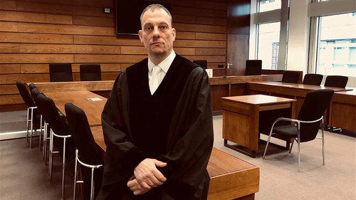 Sie sagt. Er sagt. Die Dokumentation.