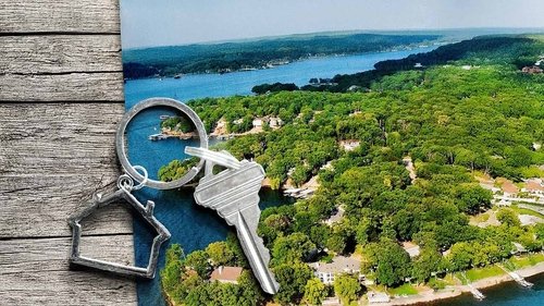 Mansões em Frente ao Lago Poster